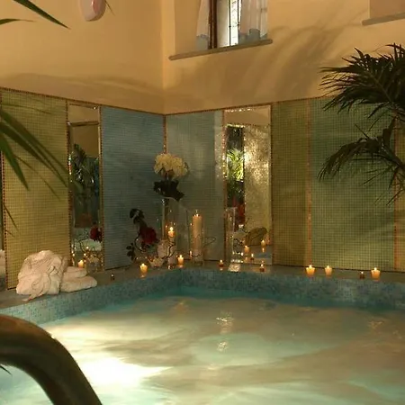 维奇坎厅酒店 3* 基亚恩尼